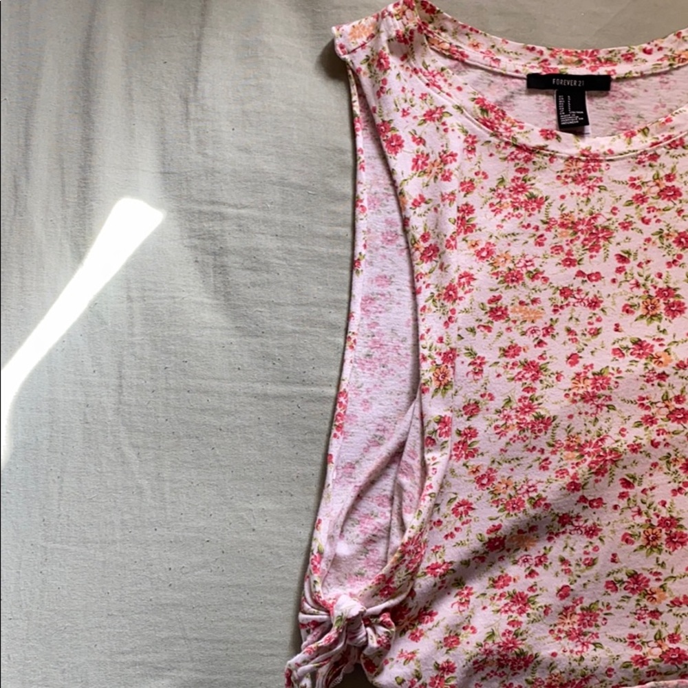 Floral tank - Picture 3 of 3